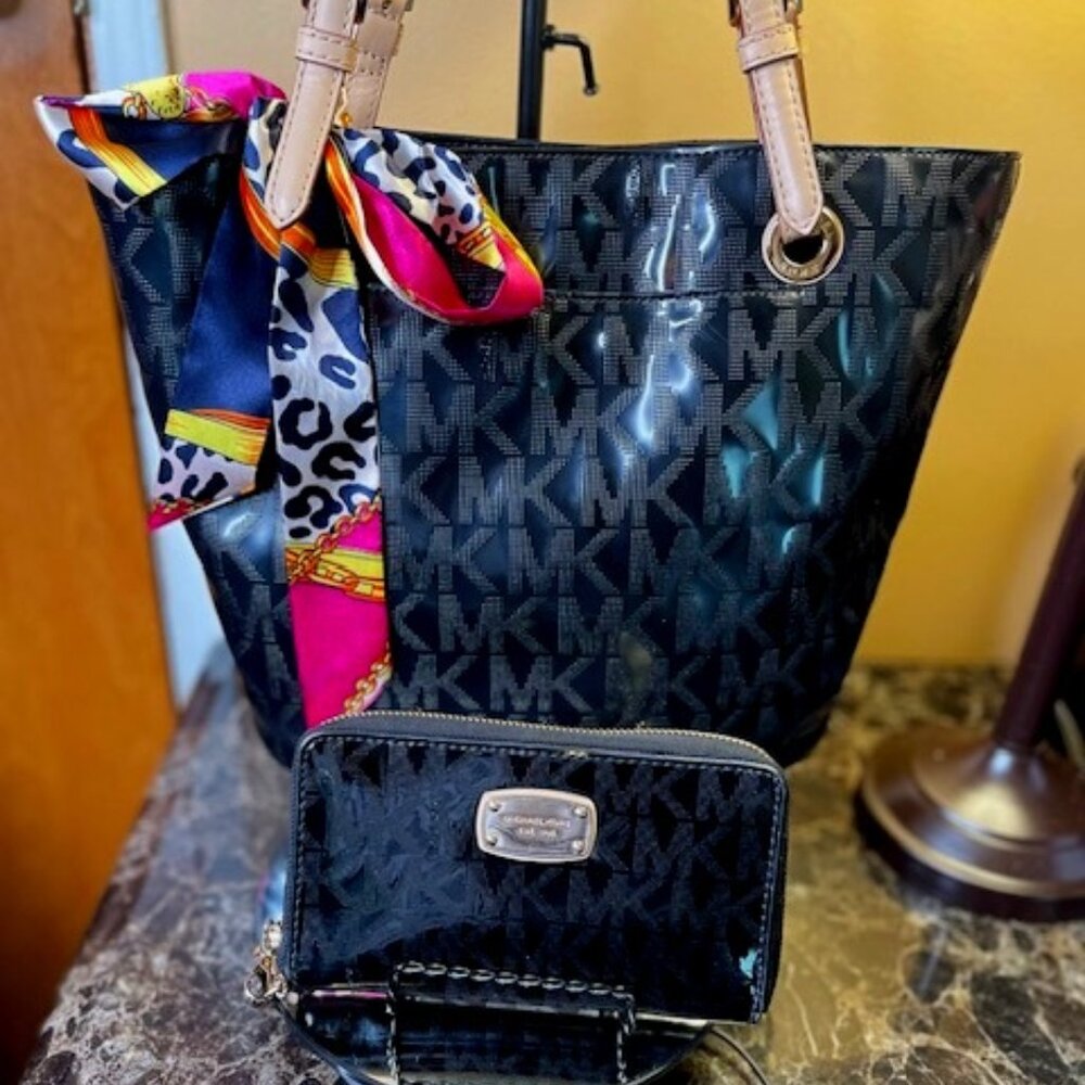 MICHAEL KORS, EUC PATENT LEATHER HANDBAG AND WALLET